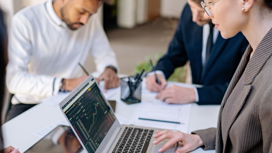 Equipo trabajando con datos de gestión sobre una mesa